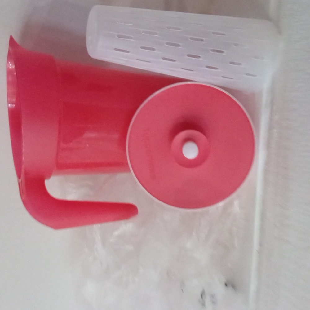 Tupperware pitcher - Picture 3 of 3
